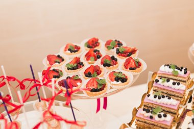 Lezzetli düğün resepsiyonu, tatlı masası.