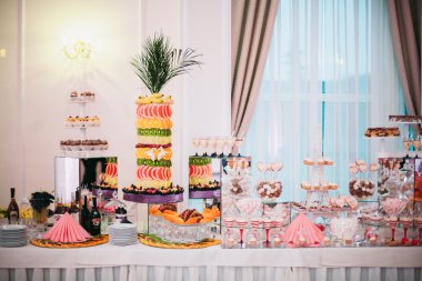 Lezzetli düğün resepsiyonu, tatlı masası.