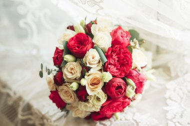 Farklı çiçeklerden oluşan lüks bir düğün buketi.