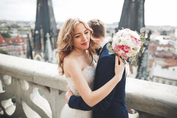 Hermosa pareja de boda caminando en la ciudad vieja de Lviv — Foto de Stock