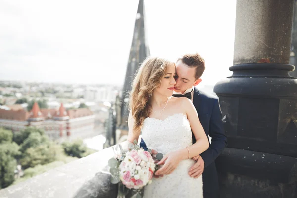 Hermosa pareja de boda caminando en la ciudad vieja de Lviv — Foto de Stock