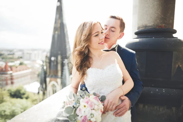 Gorgeous wedding couple walking in the old city of Lviv — Stock Photo, Image