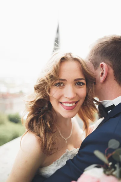 Wunderschönes Hochzeitspaar zu Fuß in der Altstadt von Lviv — Stockfoto