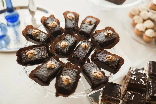 Buffet com uma variedade de doces deliciosos, ideias de comida, celebração — Fotografia de Stock