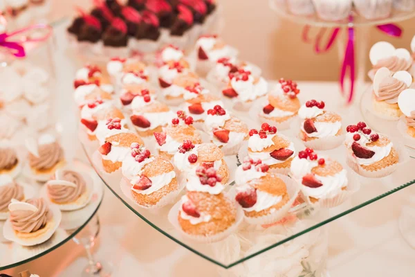 Шведский стол с разнообразными вкусными сладостями, кулинарные идеи, празднование — стоковое фото