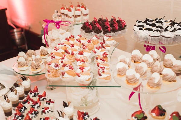 Смачний весільний прийом цукерки бар десертний стіл — стокове фото