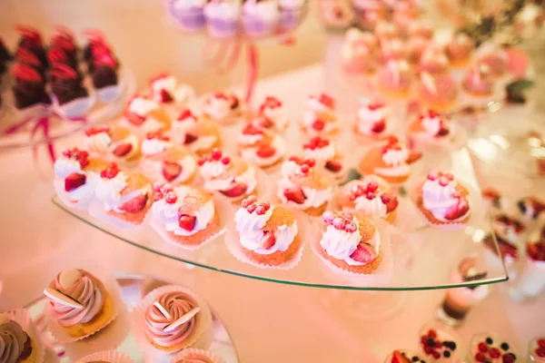 Deliciosa mesa de postre de barra de caramelo de recepción de boda — Foto de Stock