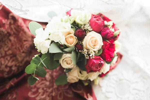 結婚式のさまざまな花の完璧なブライダル ブーケ — ストック写真