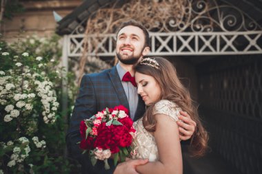 Bahar mevsiminde öpüşen düğün çifti. Yakın plan portre.