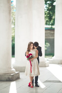 Lüks evli çift, gelin ve damat eski şehirde poz veriyor.