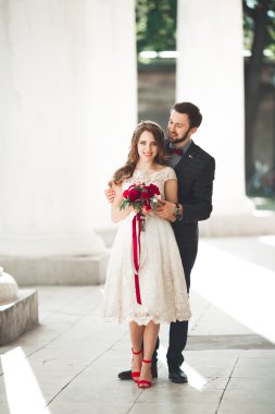 Lüks evli çift, gelin ve damat eski şehirde poz veriyor.