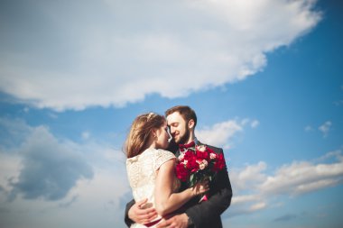 Gün batımında sahilde yürüyüş sadece evli evlilik çift.