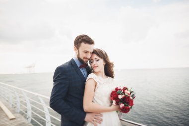 Gün batımında sahilde yürüyüş sadece evli evlilik çift.