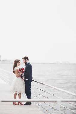 Gün batımında sahilde yürüyüş sadece evli evlilik çift.