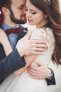 Gün batımında sahilde yürüyüş sadece evli evlilik çift.