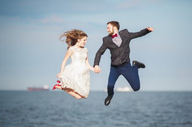 mutlu sadece evli genç düğün kutluyor çift ve güzel bir plaj gün batımında iyi eğlenceler