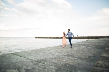 Düğün çift, Gelin, damat yürüyüş ve iskelede poz