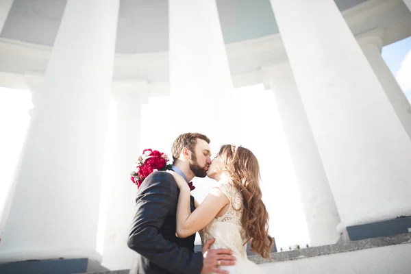 Beau couple, mariée et marié posant près de grande colonne blanche — Photo