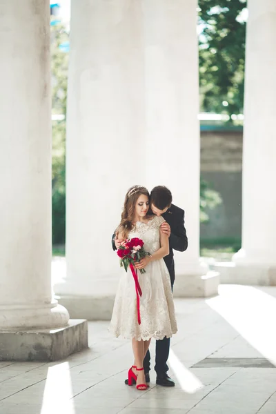 Pareja de matrimonio de lujo, novia y novio posando en la ciudad vieja —  Fotos de Stock