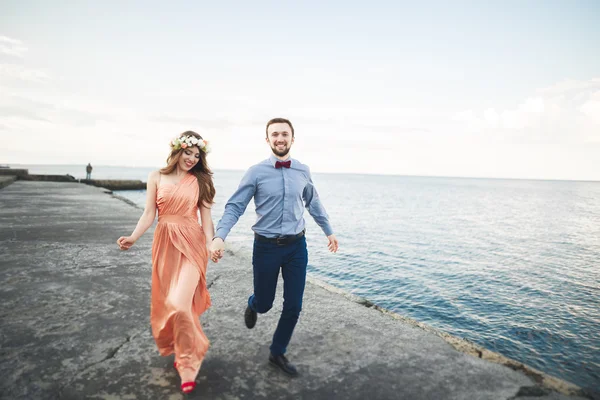 Couple de mariage, mariée, marié marchant et posant sur la jetée — Photo