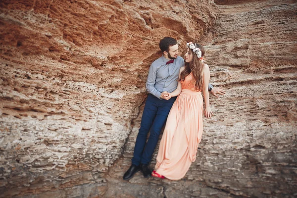 ロマンチックな愛情のあるカップルは岩と石とビーチの上を歩く — ストック写真