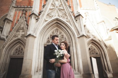 Yanında bir kilise poz zarif güzel düğün çifti. Krakow