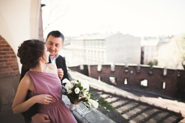 Gelin ve damadın eski bir şehirde - çift düğün