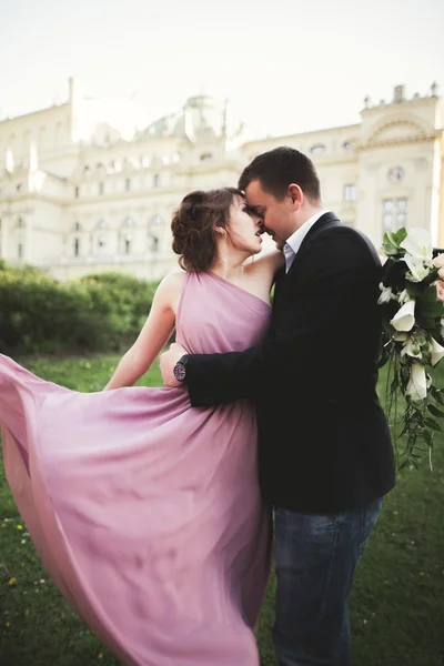 婚礼。对夫妇。克拉科夫。粉红色的连衣裙和剧院背景构成的新郎新娘 — 图库照片
