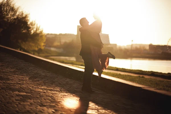 Casamento casal, noivo e vestido posando perto do rio com um copo ao pôr do sol — Fotografia de Stock