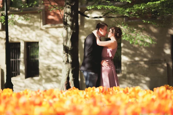 若い結婚式の花の木の近くのポーズ — ストック写真