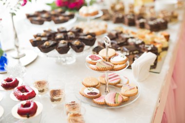 Enfes ve lezzetli bir tatlı masası ve resepsiyonda kapkek fotoğrafları.