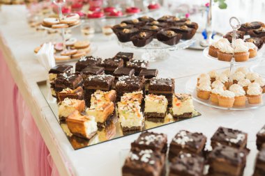 Bir büfe üzerinde pişmiş tatlı çeşitleri