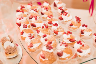 Enfes ve lezzetli bir tatlı masası ve resepsiyonda kapkek fotoğrafları.