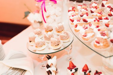 Bir büfe üzerinde pişmiş tatlı çeşitleri