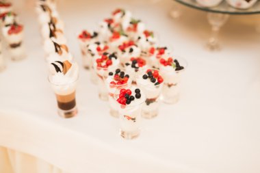 Enfes ve lezzetli bir tatlı masası ve resepsiyonda kapkek fotoğrafları.