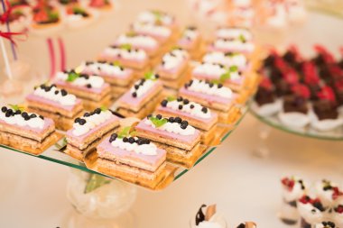 Enfes ve lezzetli bir tatlı masası ve resepsiyonda kapkek fotoğrafları.