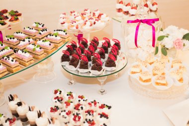 Bir büfe üzerinde pişmiş tatlı çeşitleri