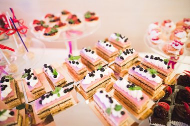 Bir büfe üzerinde pişmiş tatlı çeşitleri