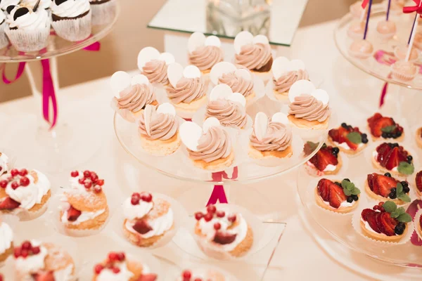 Verschiedene Arten von gebackenen Süßigkeiten auf einem Buffet — Stockfoto