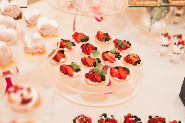 Verschillende soorten gebakken snoep op een buffet — Stockfoto