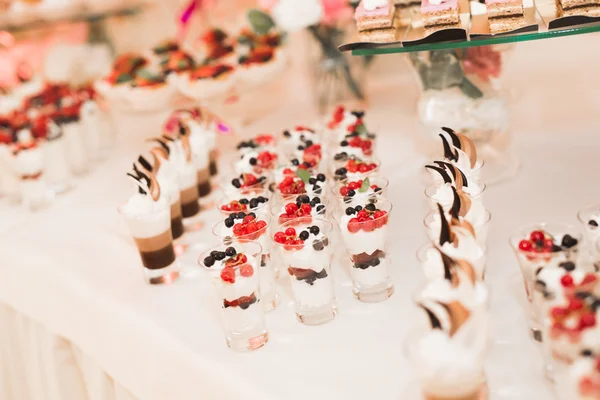 Diversi tipi di dolci al forno su un buffet — Foto Stock