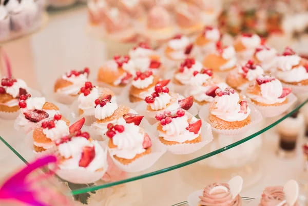 Verschillende soorten gebakken snoep op een buffet — Stockfoto