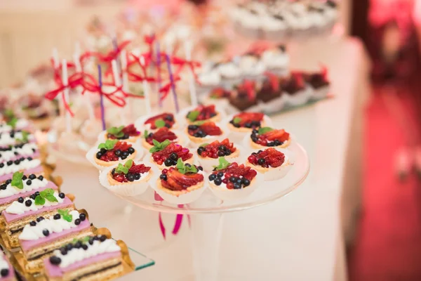 Diferentes tipos de dulces horneados en un buffet — Foto de Stock