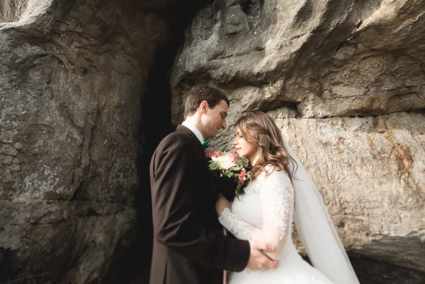 Para zadowolony ślub całowanie i przytulanie w pobliżu wysokie Urwisko — Zdjęcie stockowe