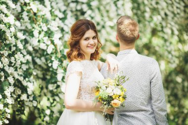 Güzel, mükemmel çift düğün gününde poz