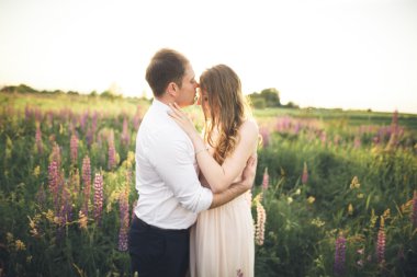 Onu günbatımı ışınları öptü süre gelin damat boyun tutar