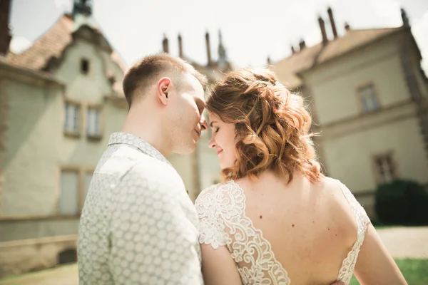 Házasok pózok és csók, egy régi erőd, a háttérben — Stock Fotó
