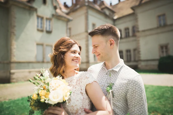 Úžasný šťastný jemný stylový krásný romantický kavkazský pár na pozadí starobylé barokní zámek — Stock fotografie