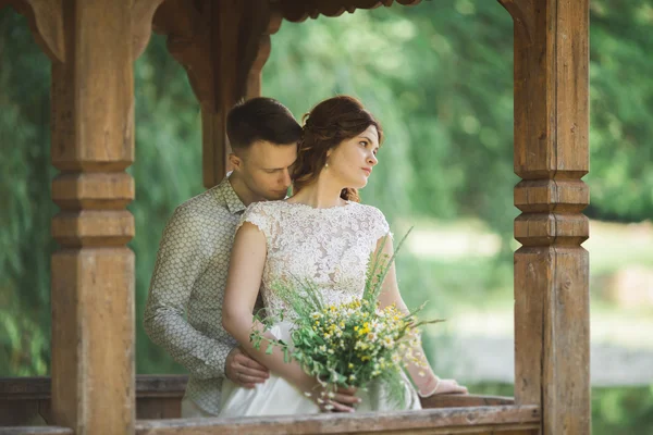 Schönes, perfektes Paar posiert am Hochzeitstag — Stockfoto