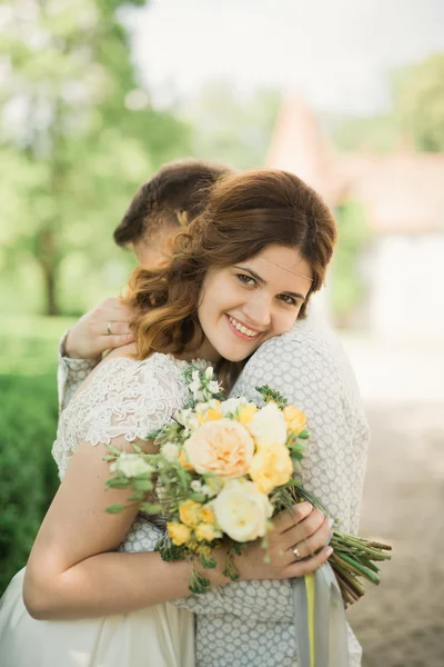 Pareja de boda perfecta con ramo de flores de lujo — Foto de Stock
